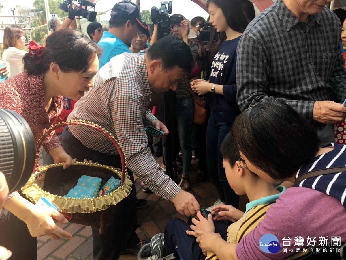 副縣長陳正昇贈賀卡福袋。(記者扶小萍攝)