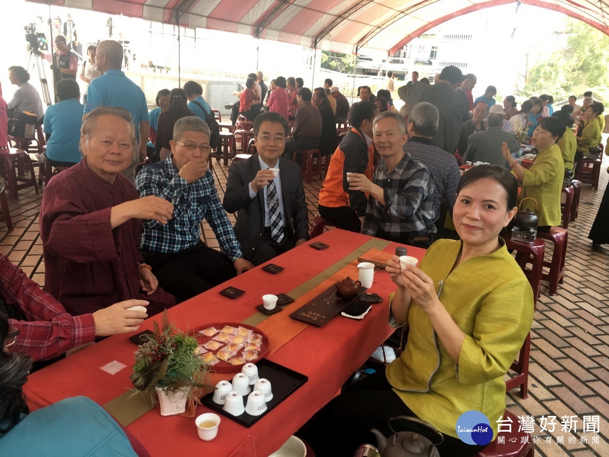 林局長與大師們品茗。(記者扶小萍攝)