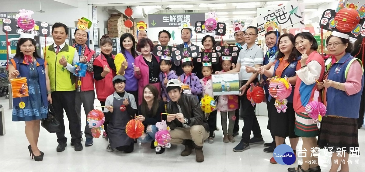 彰化家扶古早燈義賣,縣長王惠美等人響應籌募弱勢家庭學童助學金。