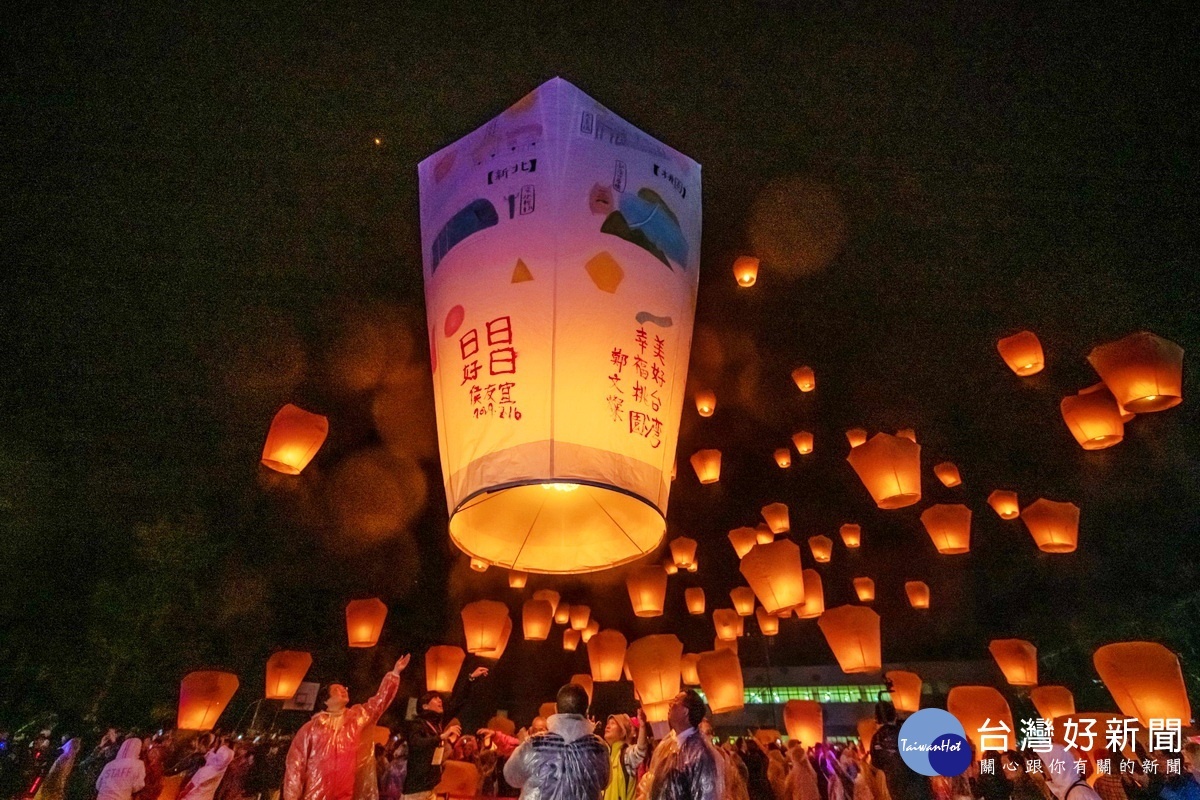 「2019新北市平溪天燈節」主燈與現場民眾的近千盞天燈同時升空,在夜空中放閃分外璀燦耀眼。