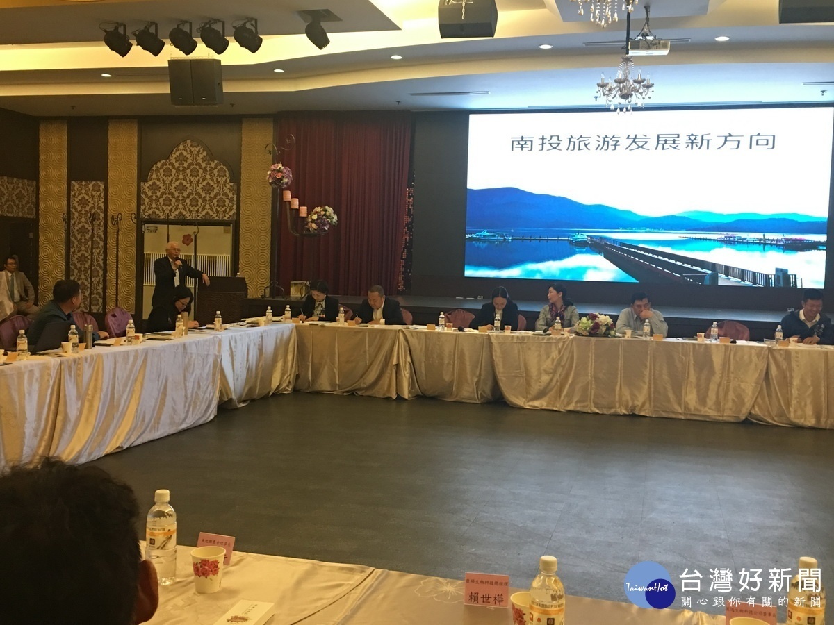 王源鍾處長介紹南投有好山好水好人情。(記者扶小萍攝)