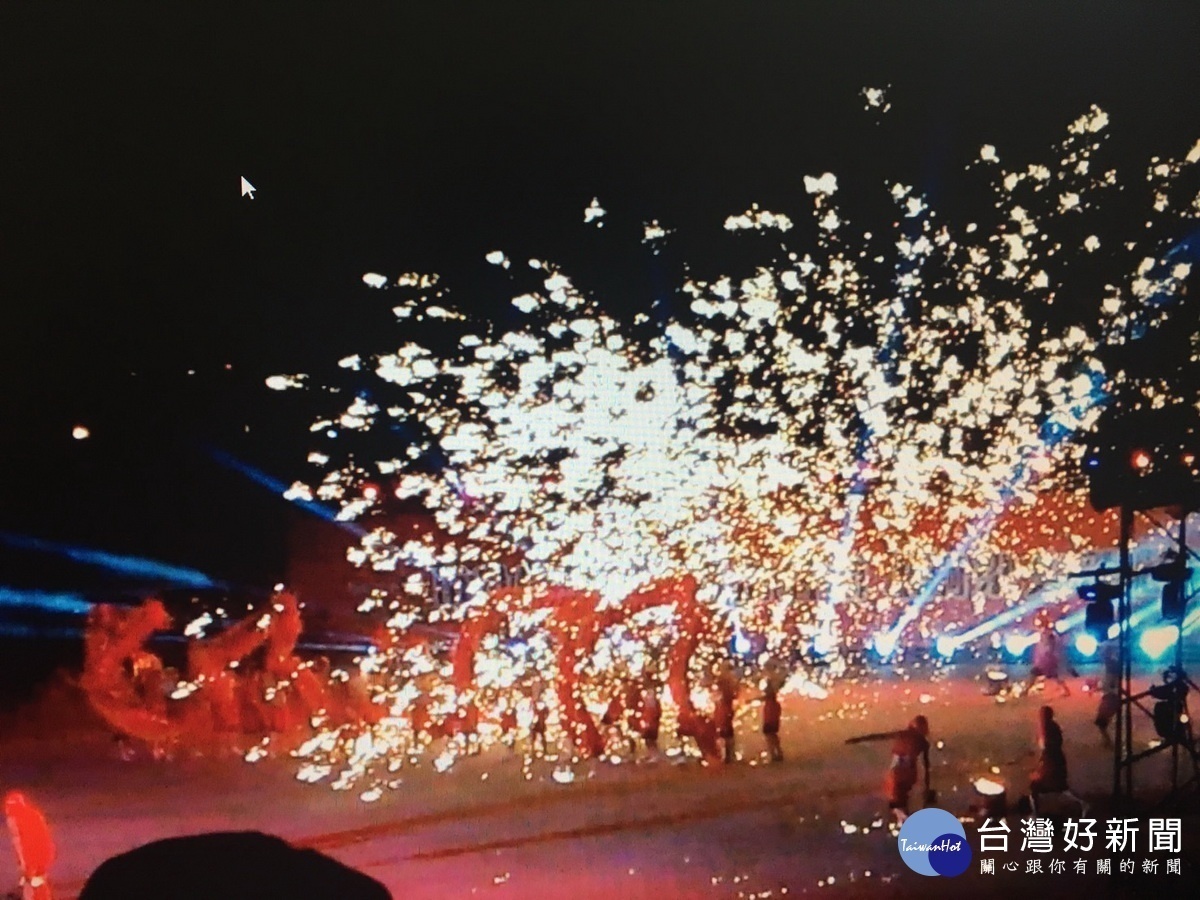 鐵水拍出的火花有如繁星。(記者扶小萍攝)