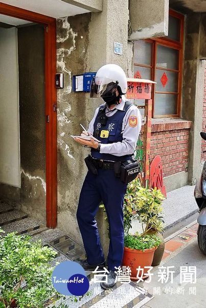 北港元宵燈節熱鬧登場,警方加強鬧區巡簽及交通疏導,讓全國民眾安心春遊北港拜媽祖看花燈。