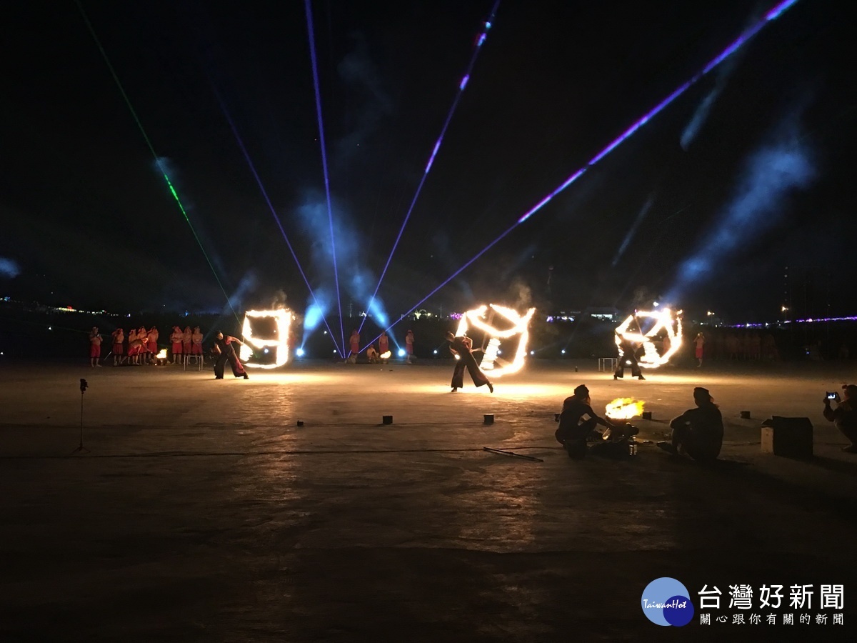 全台唯一火舞團精彩演出獲掌聲不斷。(記者扶小萍攝)