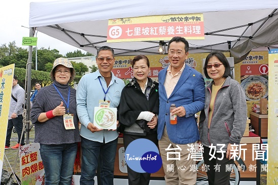 經濟部次長王美花、金管會主任委員顧立雄、經濟部商業司司長李鎂,參訪現場「經濟部2018台灣滷肉飯節」的5家人氣滷肉飯業者攤位,邀民品嘗滷肉飯好滋味。