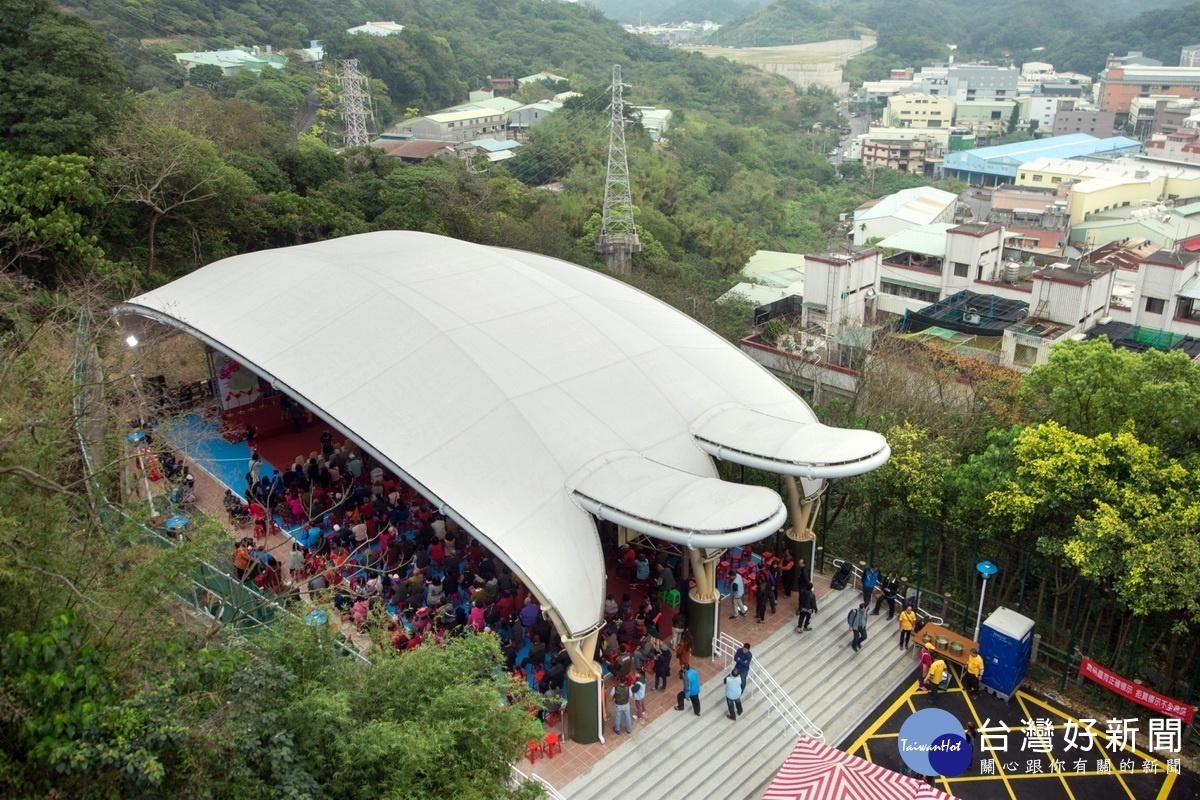 桃園市龜山區幸美七街大江山公園籃球場天幕落成啟用,天幕配合「兔坑里」名採取兔子形狀設計。