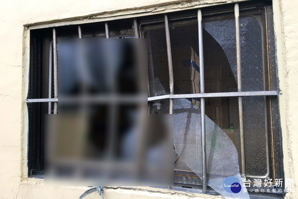 林姓屋主的鐵窗及玻璃遭受石頭砸毀。（蘆竹警方提供）