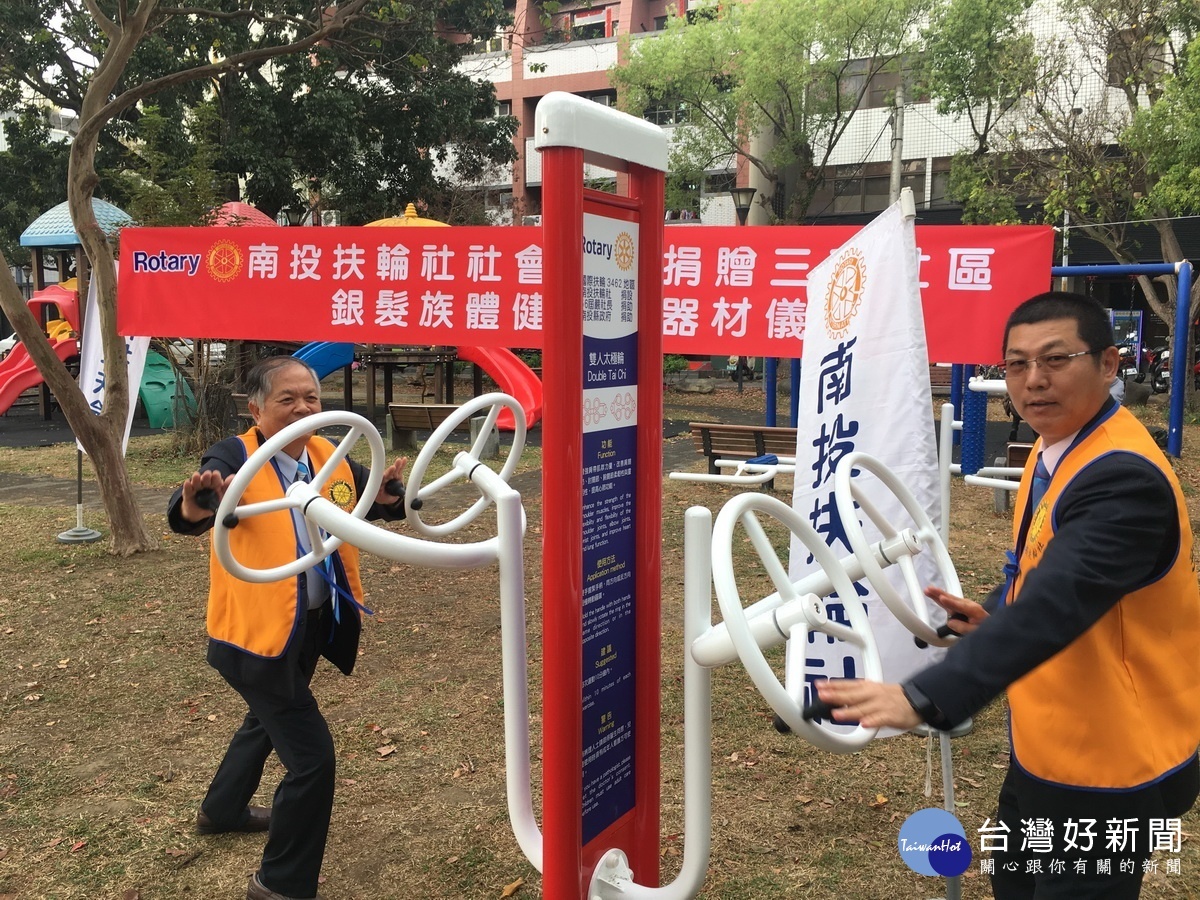 雙人太極輪可以輕鬆使用。(記者扶小萍攝)