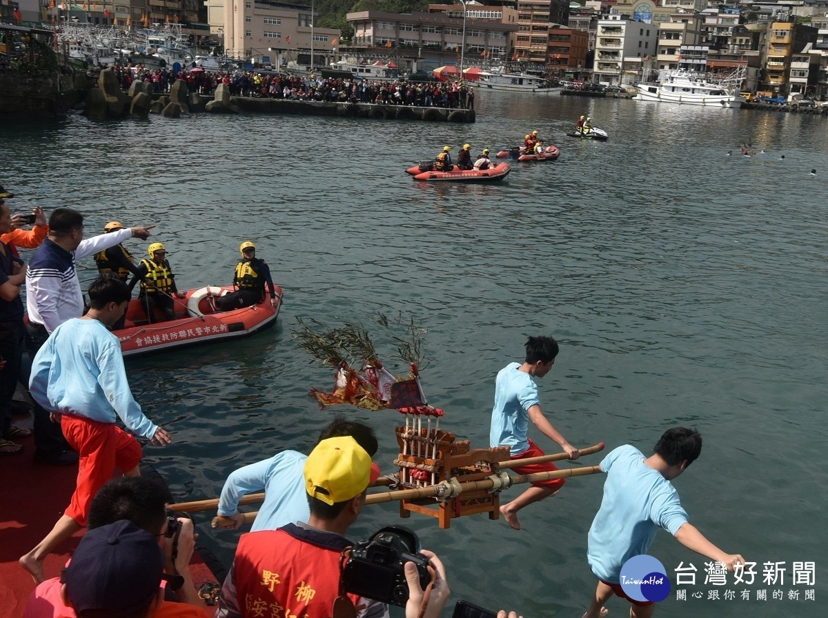 野柳神明淨港　信徒扛神轎跳水 台灣好新聞 第1張