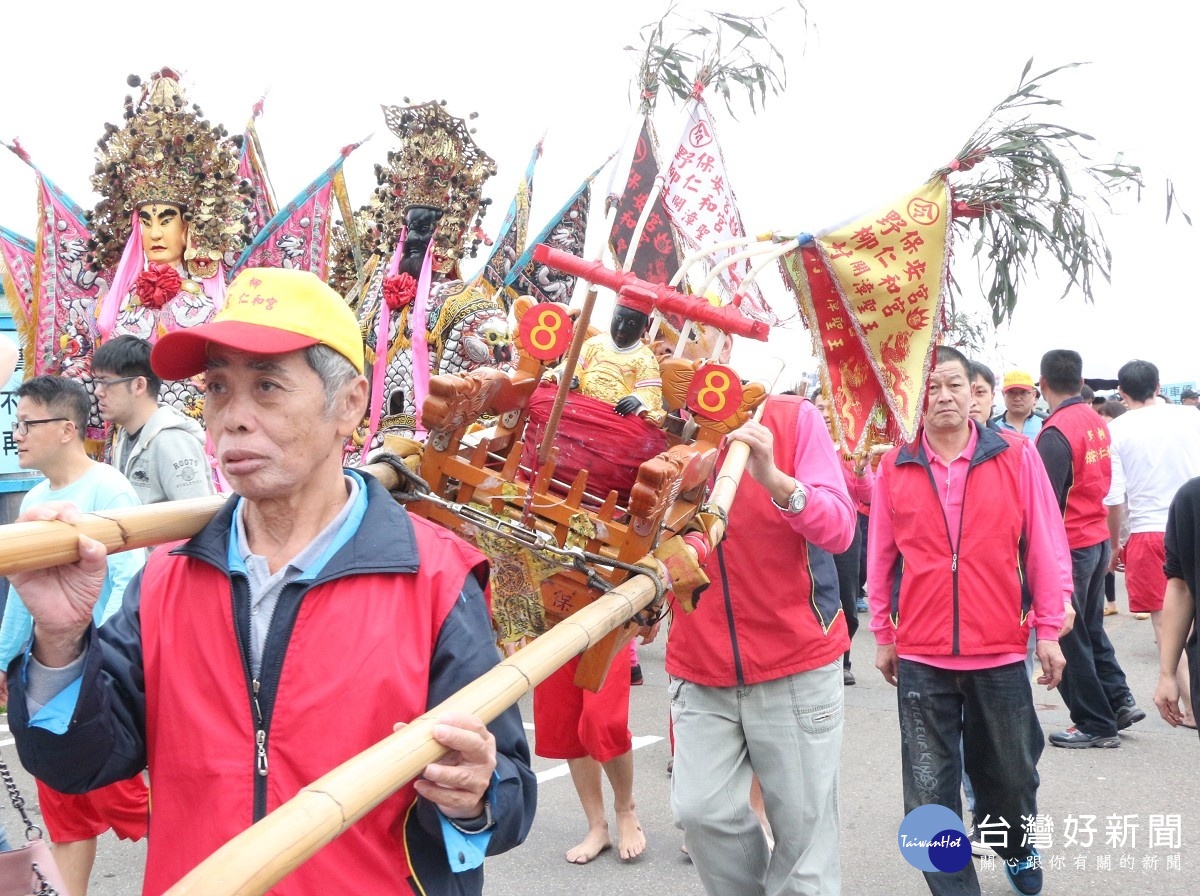 野柳神明淨港　信徒扛神轎跳水 台灣好新聞 第2張