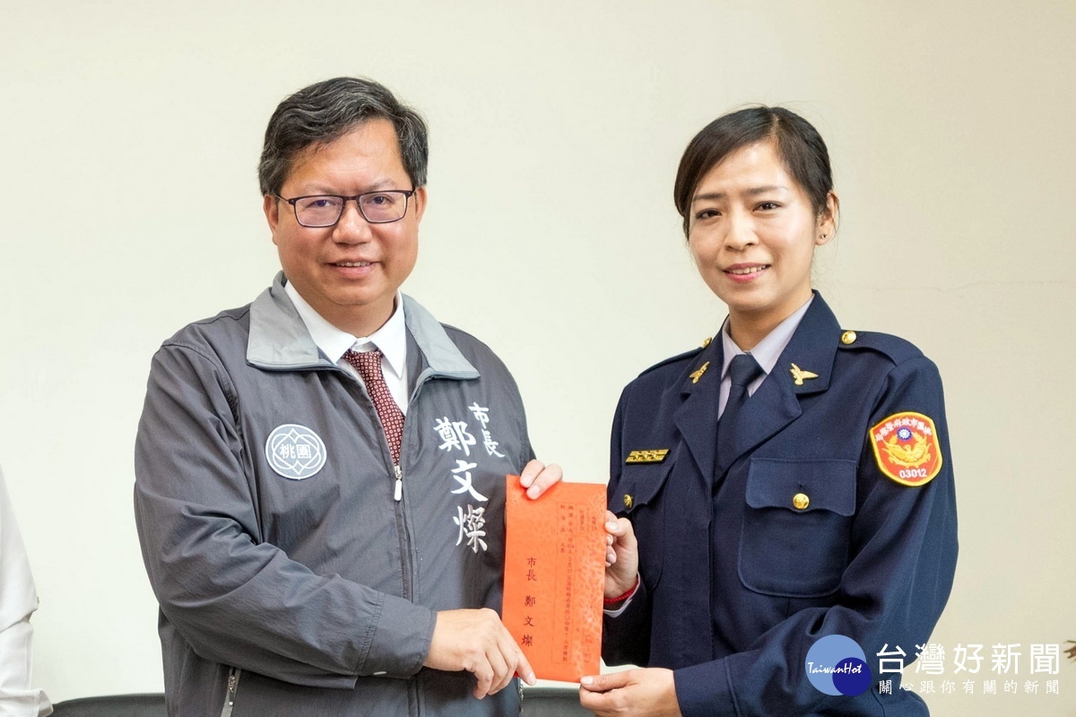 桃園警分局迅速偵破越南移工命案,桃園市長鄭文燦頒發破案獎金表示感謝與肯定。