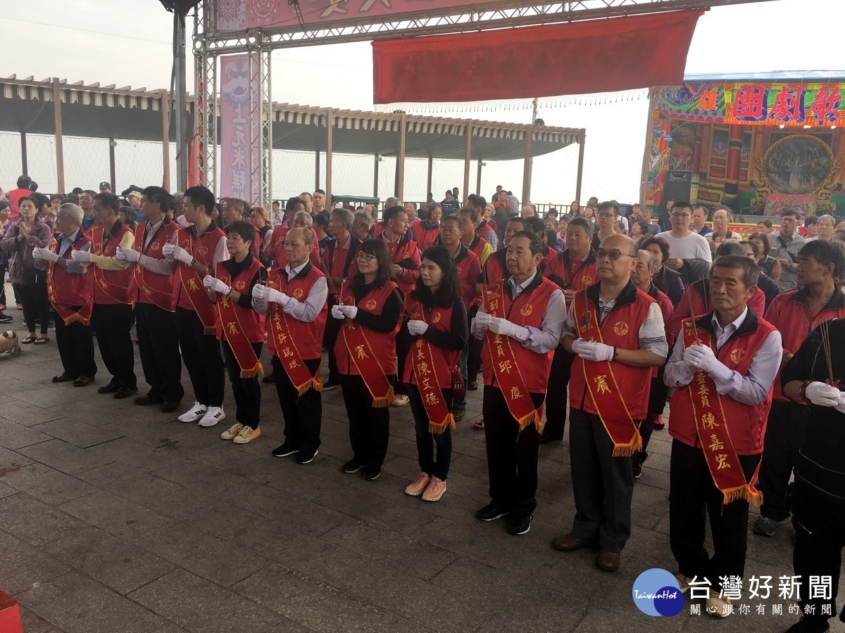 許主委吳處長等來賓上香祈祝四時無災。(記者扶小萍攝)