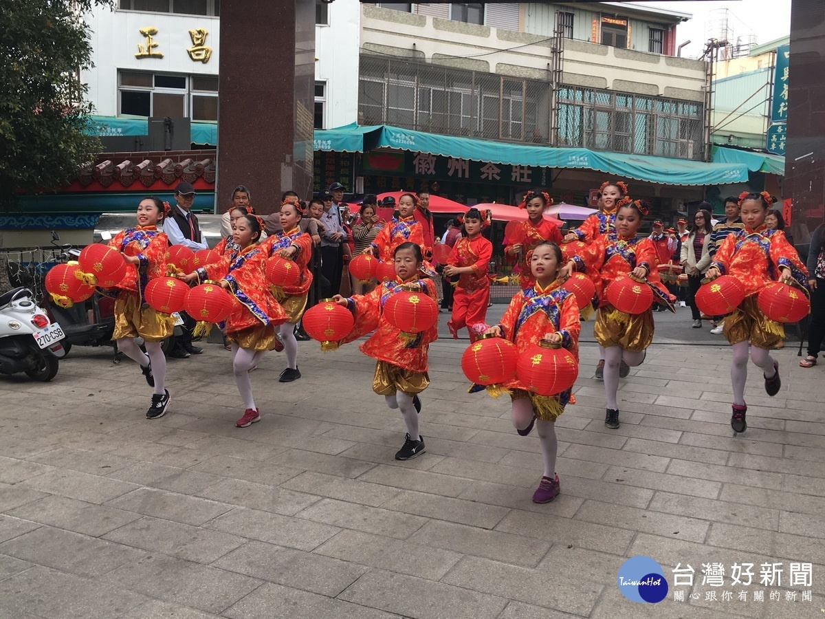 可愛的花童沿途表演非常熱鬧。(記者扶小萍攝)