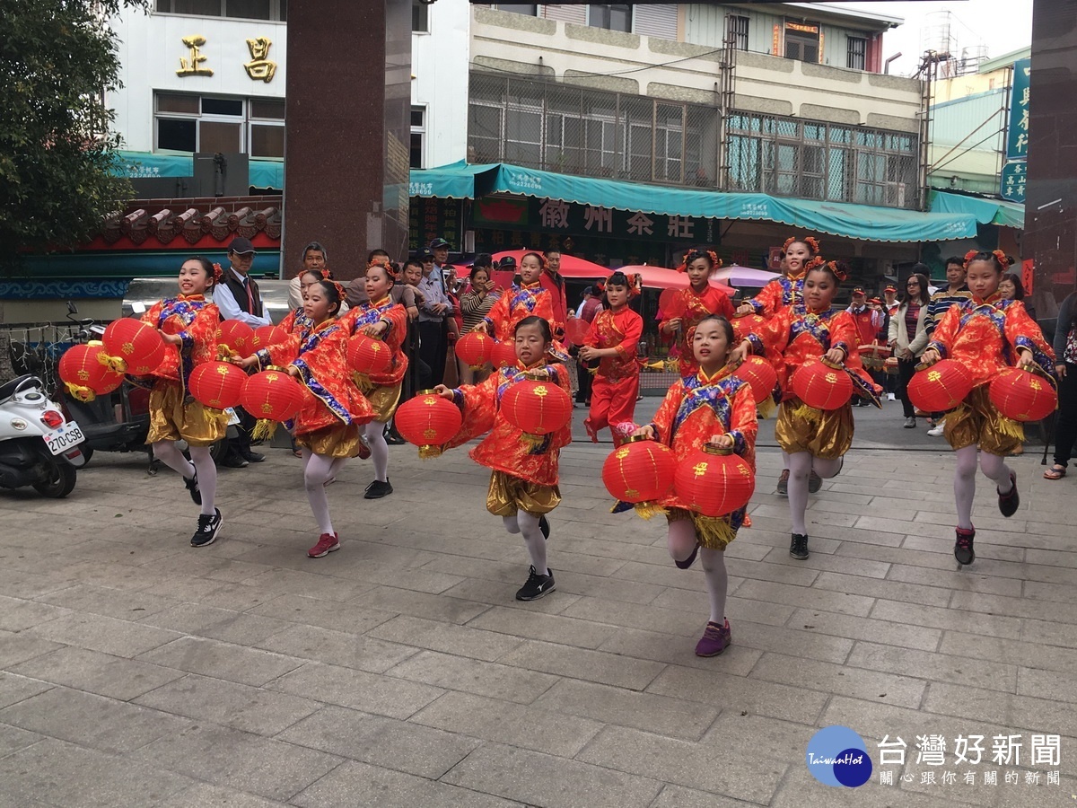 可愛的花童沿途表演非常熱鬧。（記者扶小萍攝）