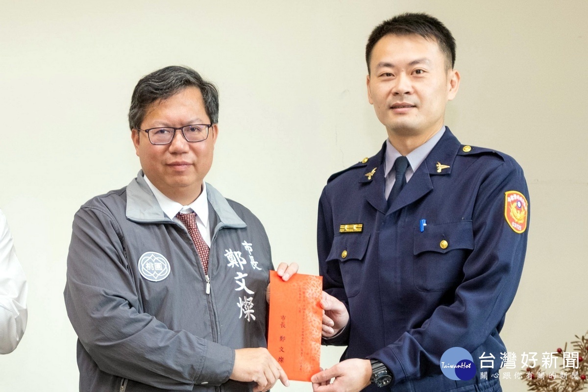 桃園警分局迅速偵破越南移工命案，桃園市長鄭文燦頒發破案獎金表示感謝與肯定。