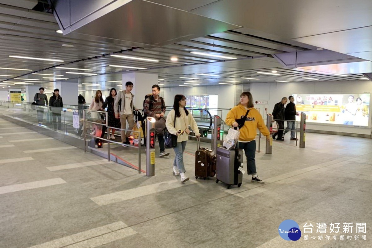 旅客行李不再推、拖、拉　台鐵—機捷「電動步道」啟用 台灣好新聞 第1張