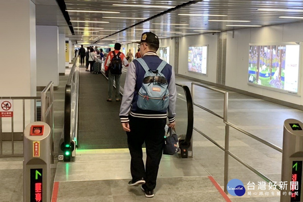 台鐵~機捷之間的「電動步道」啟用,旅客行李不再推、拖、拉。