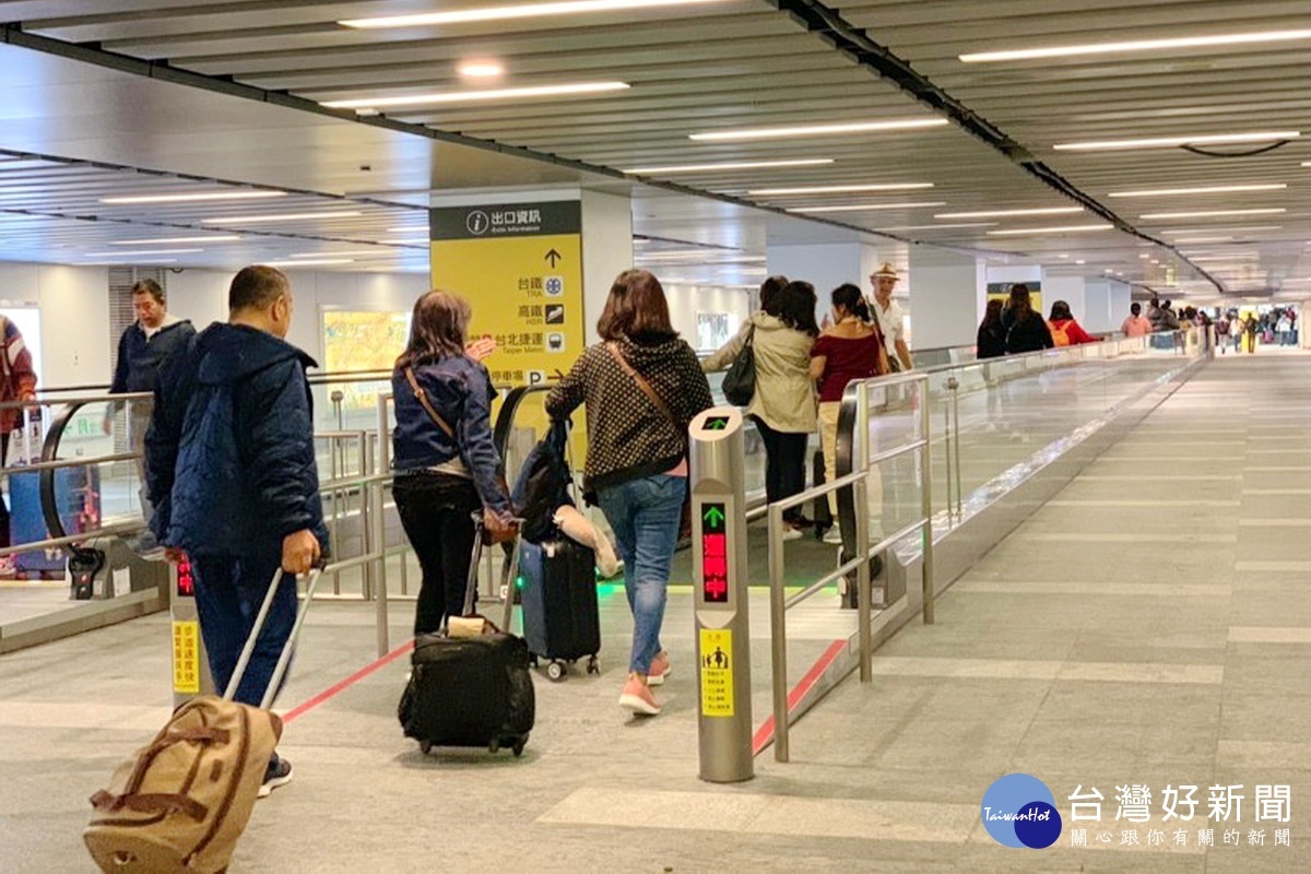 台鐵~機捷之間的「電動步道」啟用,旅客行李不再推、拖、拉。