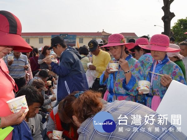 「108年馬鳴山五年千歲吃飯擔文化節」登場,總統蔡英文在縣長張麗善、立委蘇治芬等人陪同下與雲林鄉親共享飯擔美食,祈求風調雨順、國泰民安。(記者陳昭宗拍攝)