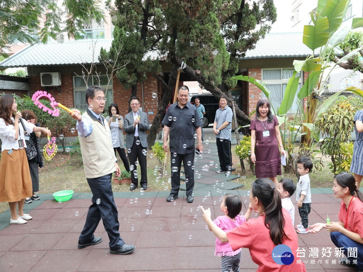 溫馨慶元宵　黃偉哲陪長輩猜燈謎 為監護兒童送祝福 台灣好新聞 第1張