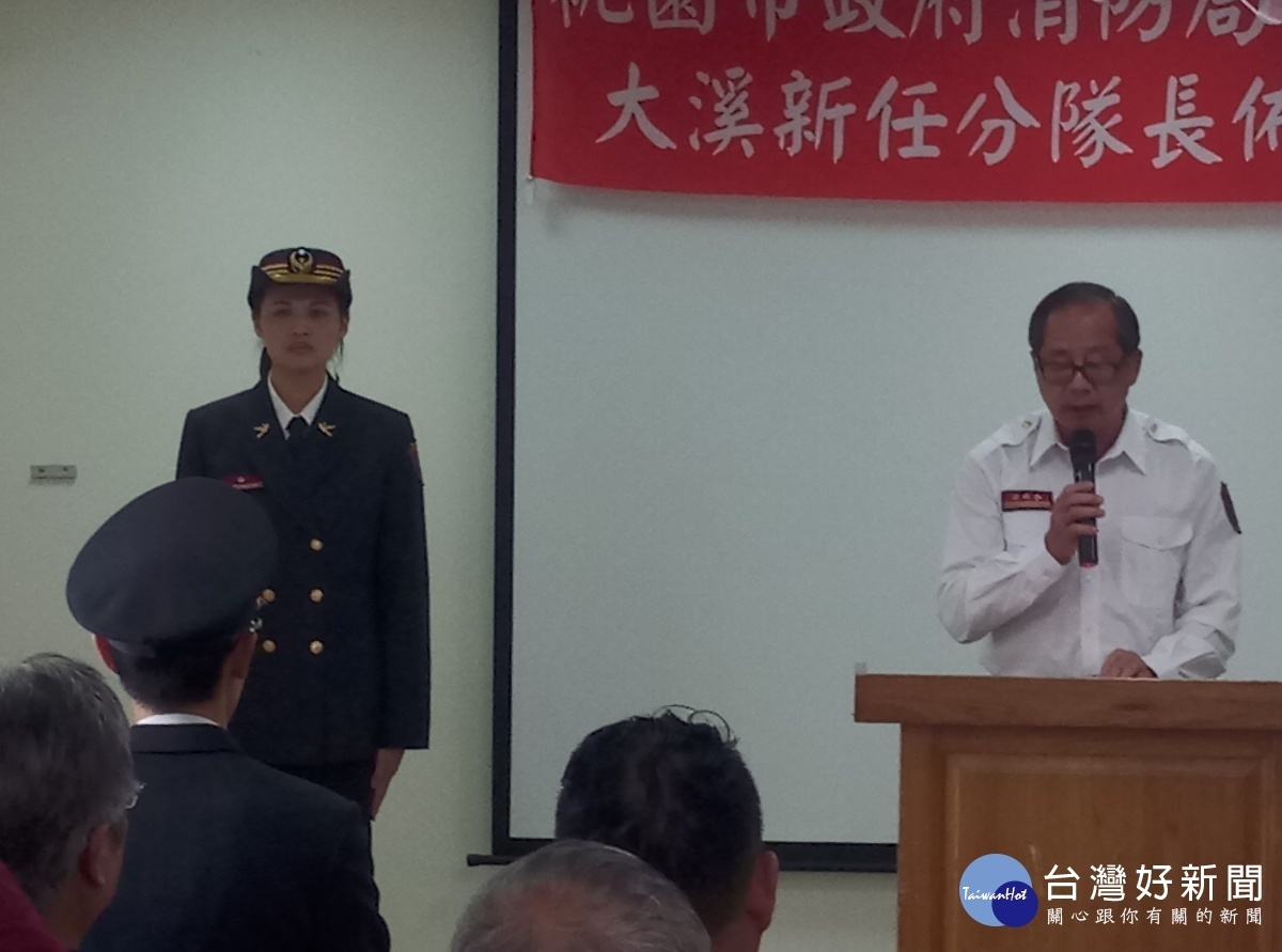桃市消防局首位女性分隊長王聘婷,二十日由局長謝呂泉進行布達儀式。
