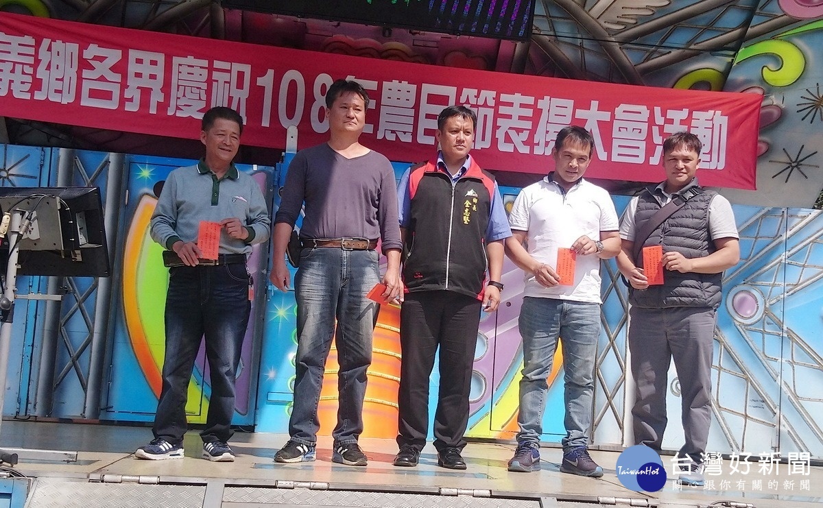 信義鄉各界慶祝108年農民節,鄉長全志堅〈中〉表彰優秀農民。〈記者吳素珍攝〉