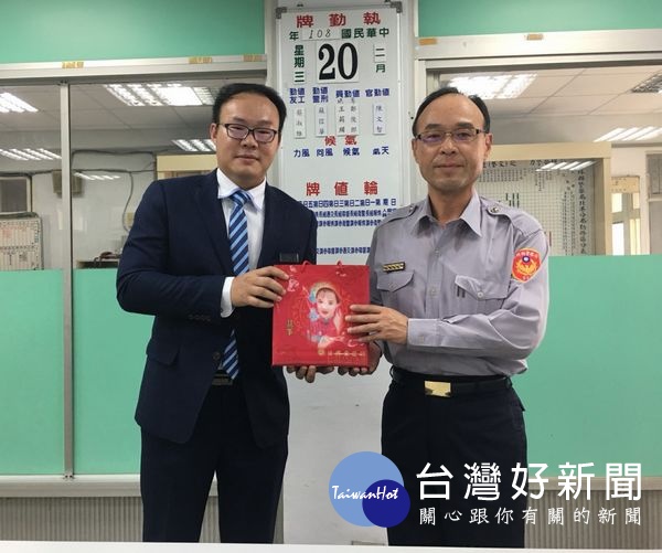 北港國際青年商會肯定北港警方對地方治安、交通的貢獻及辛勤付出,會長戴振方特率多位幹部拜訪警分局,增加互相學習與交流的機會。(記者陳昭宗拍攝)
