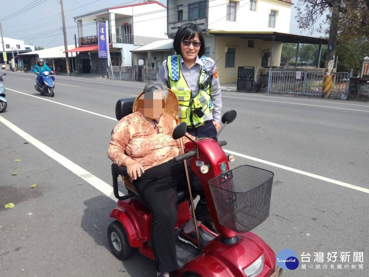 迷途失智婦逆向闖車陣　枋警耐心助返家 台灣好新聞 第1張