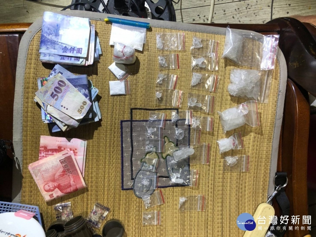 警方查獲6包海洛因、安非他命27包(、安非他命吸食器1組、現金新臺幣2萬6千元。