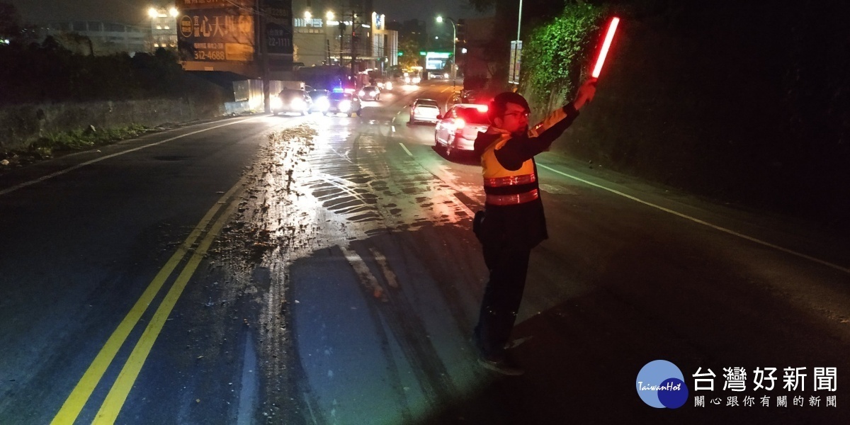 蘆竹區南竹路段大量餿水溢出,沿路潑灑了近百公尺 員警、義交及時處理交通恢復順暢。