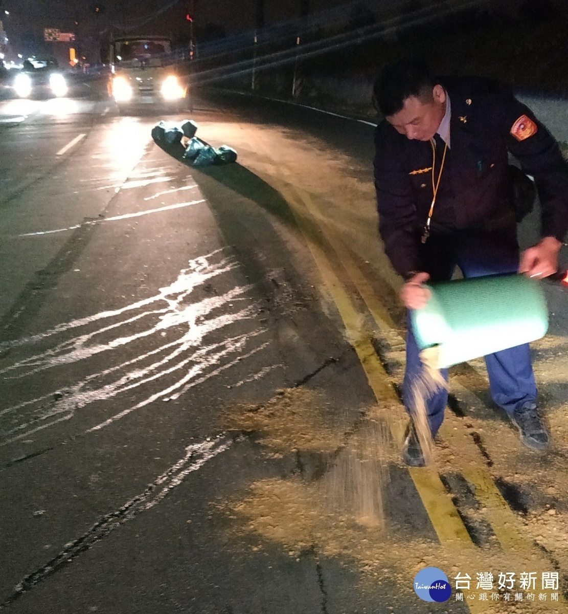 餿水溢出沿途潑灑　員警忍耐惡臭管制交通清理現場 台灣好新聞 第1張