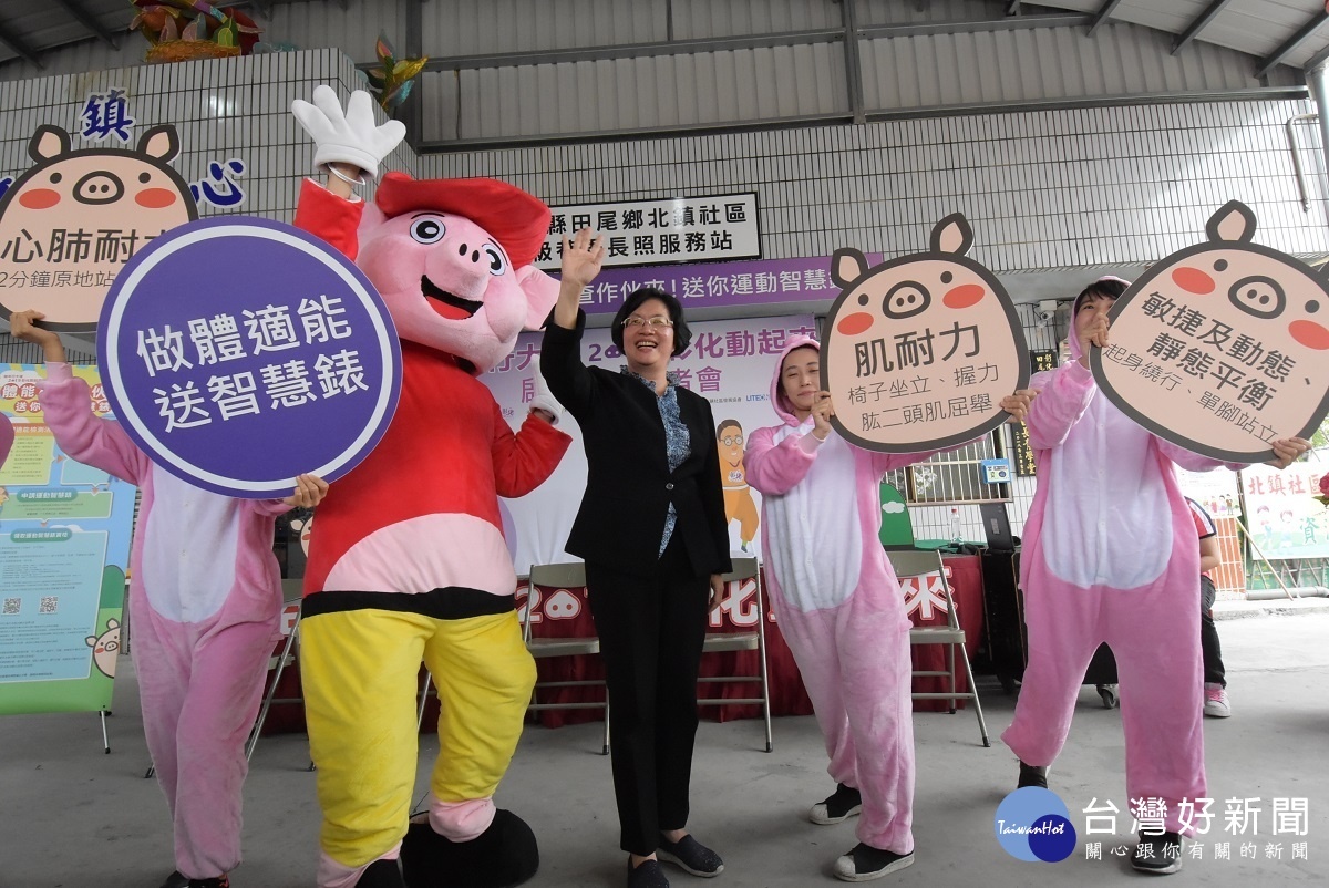 彰化縣長王惠美為鼓勵鄉親體能檢測作伙來,送運動智慧錶鼓勵長輩動一動。圖/記者鄧富珍攝