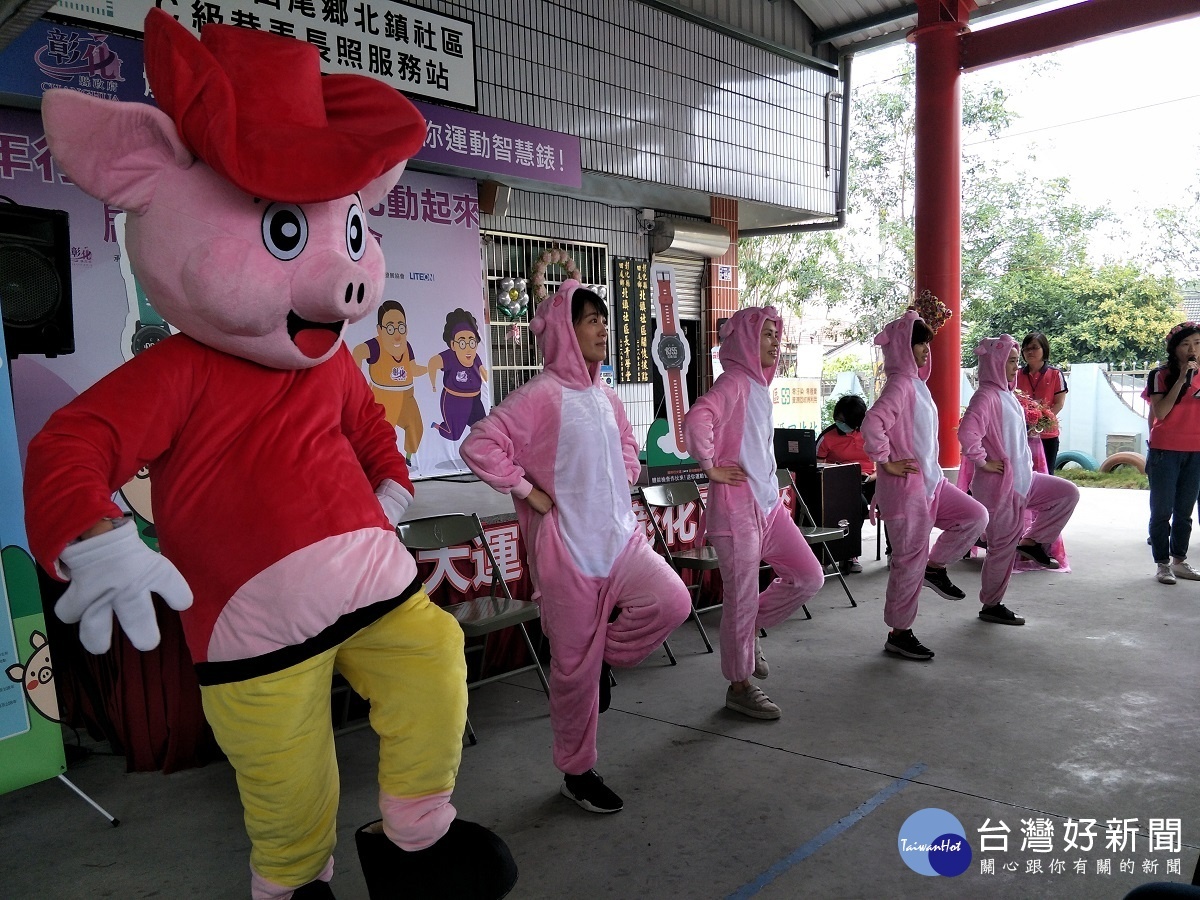 彰化縣長王惠美為鼓勵鄉親體能檢測作伙來，送運動智慧錶鼓勵長輩動一動。圖／記者鄧富珍攝