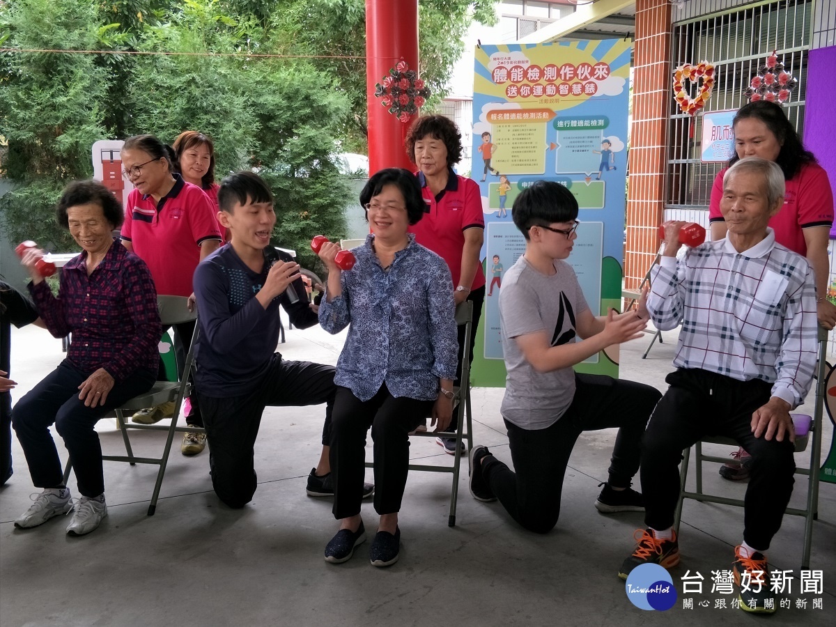 彰化縣長王惠美(中)為鼓勵鄉親體能檢測作伙來,送運動智慧錶鼓勵長輩動一動。圖/記者鄧富珍攝