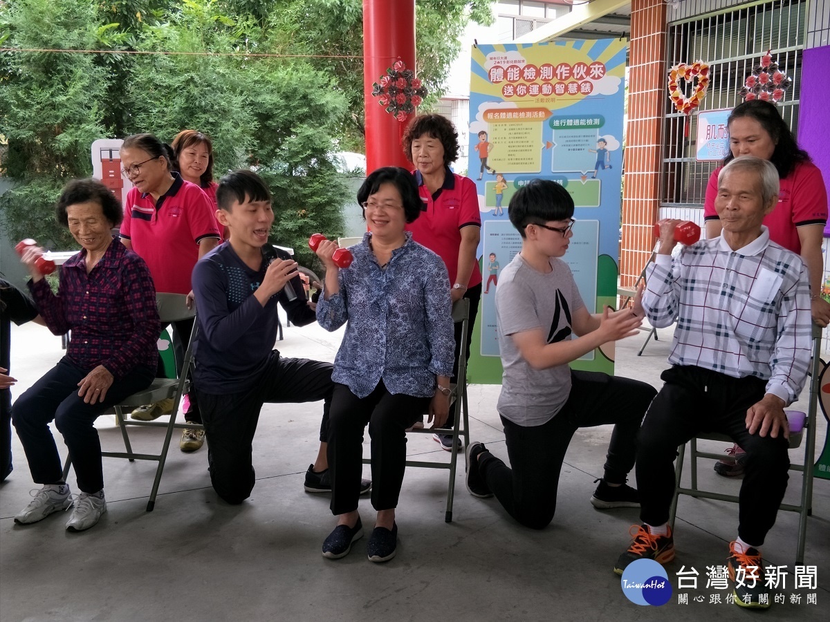 彰化縣長王惠美（中）為鼓勵鄉親體能檢測作伙來，送運動智慧錶鼓勵長輩動一動。圖／記者鄧富珍攝