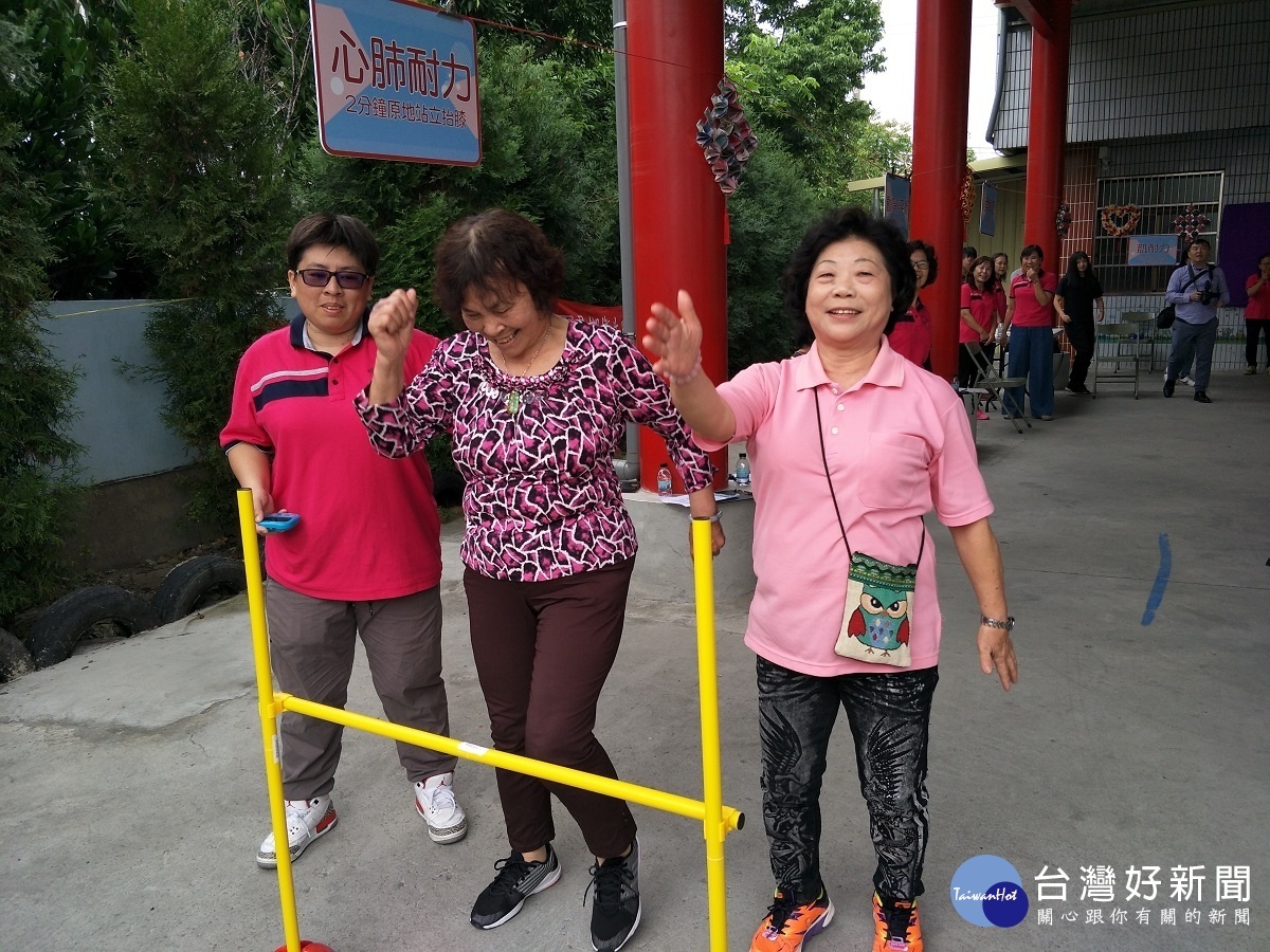 北鎮社區媽媽一起做體適能檢測。圖/記者鄧富珍攝