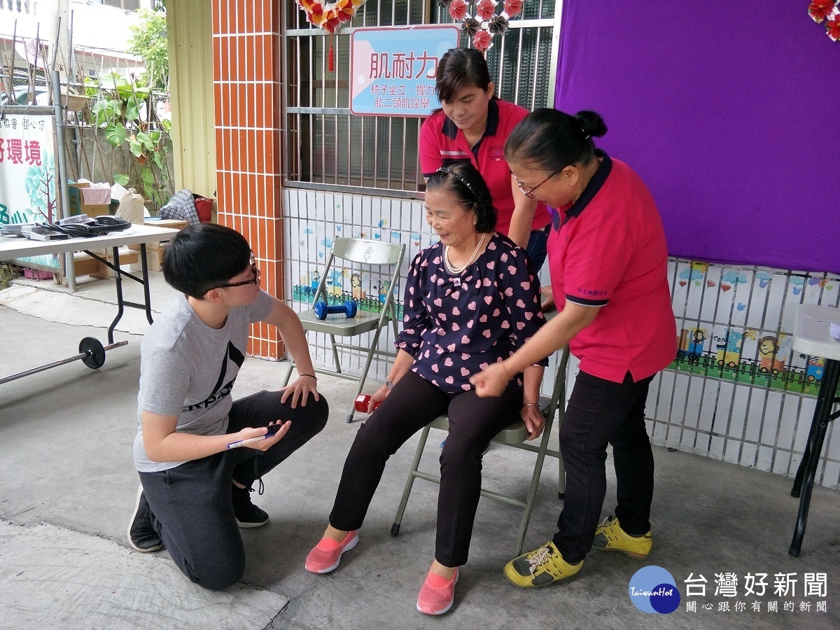 北鎮社區媽媽一起做體適能檢測。圖／記者鄧富珍攝