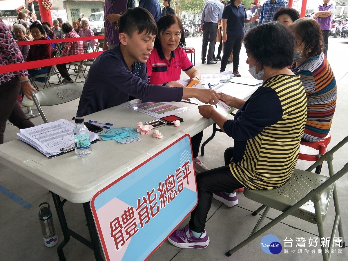 北鎮社區媽媽一起做體適能檢測。圖/記者鄧富珍攝