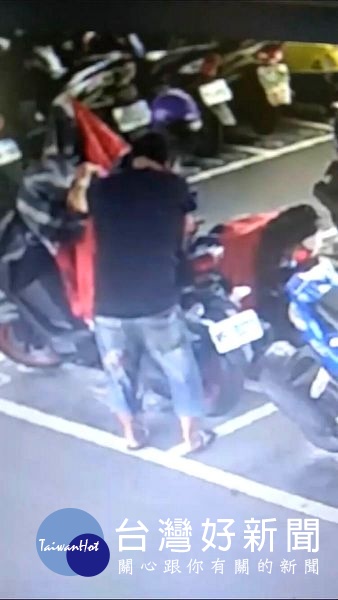 男子涉嫌竊取停放於高鐵站附近之機車置物箱財物,員警獲報立即趕赴查處,在他身上起出得手的硬幣,全案依竊盜罪嫌移送偵辦。(記者陳昭宗拍攝)