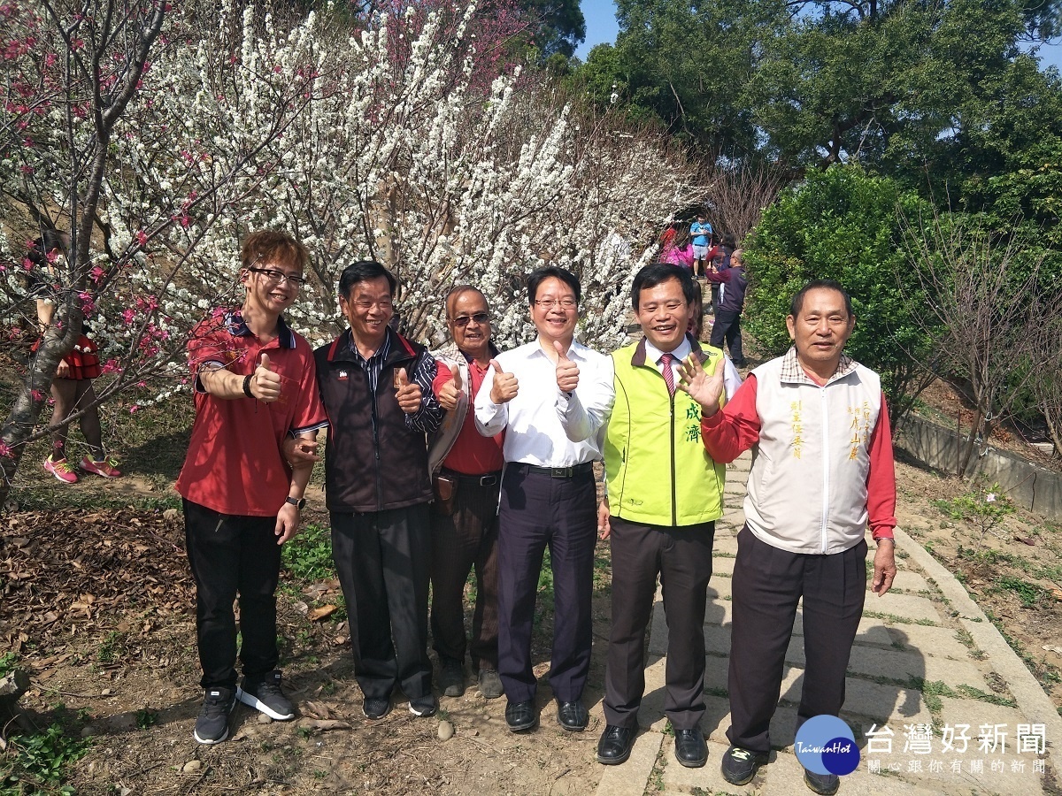 縣議員李成濟推薦目前正盛開的李花。圖/記者鄧富珍攝