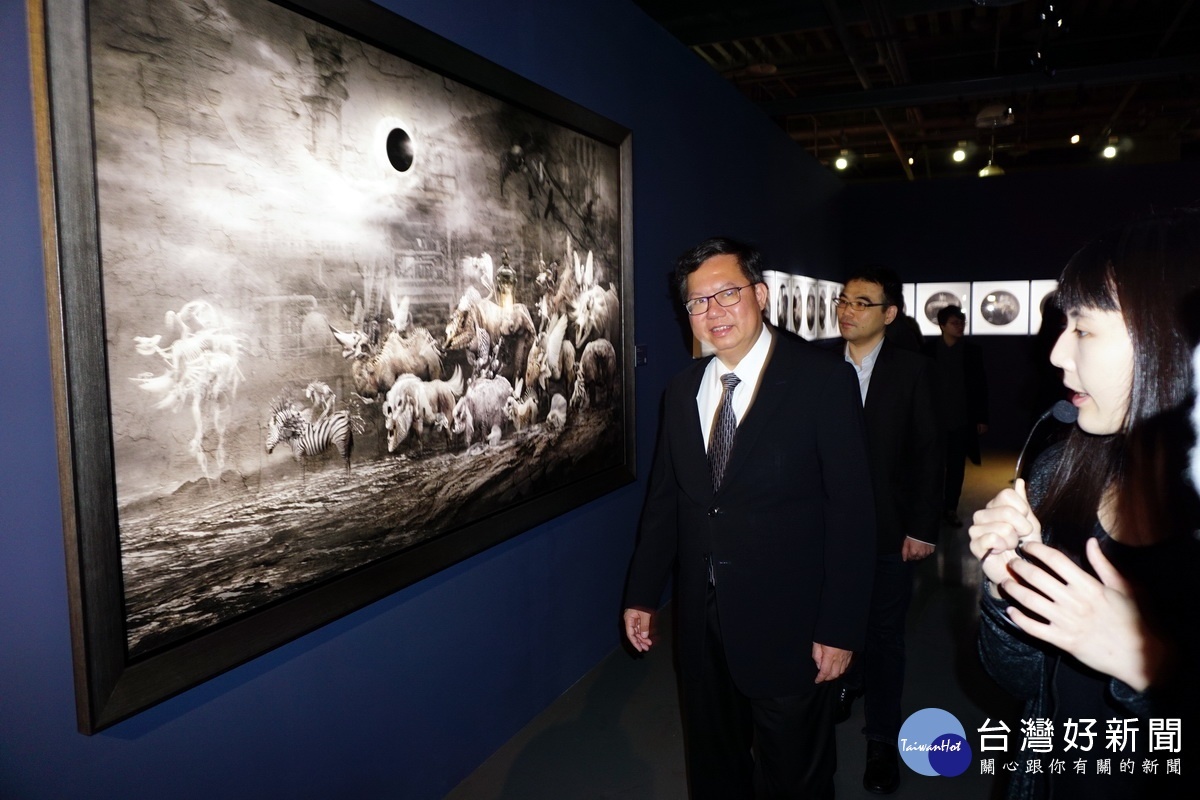 桃園市長鄭文燦參觀「宇宙連環圖」當代藝術展所展出的作品。