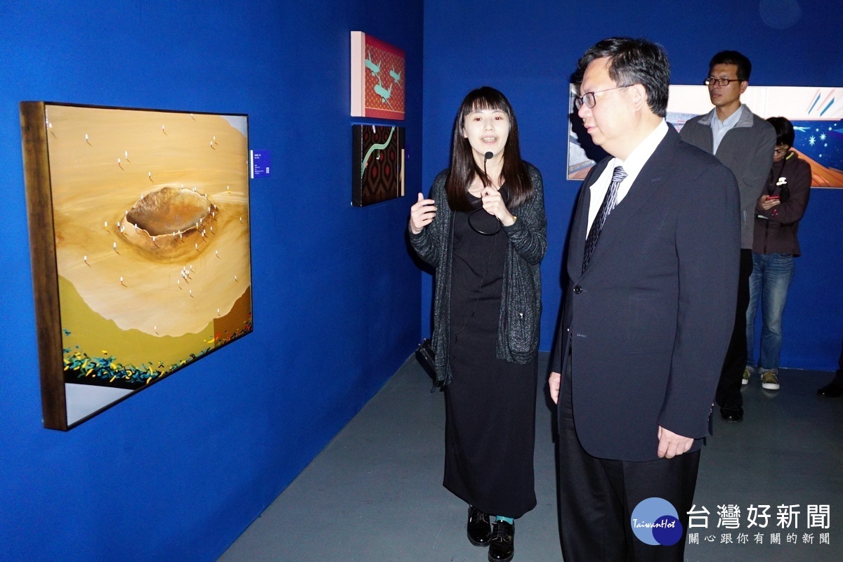 桃園市長鄭文燦參觀「宇宙連環圖」當代藝術展所展出的作品。