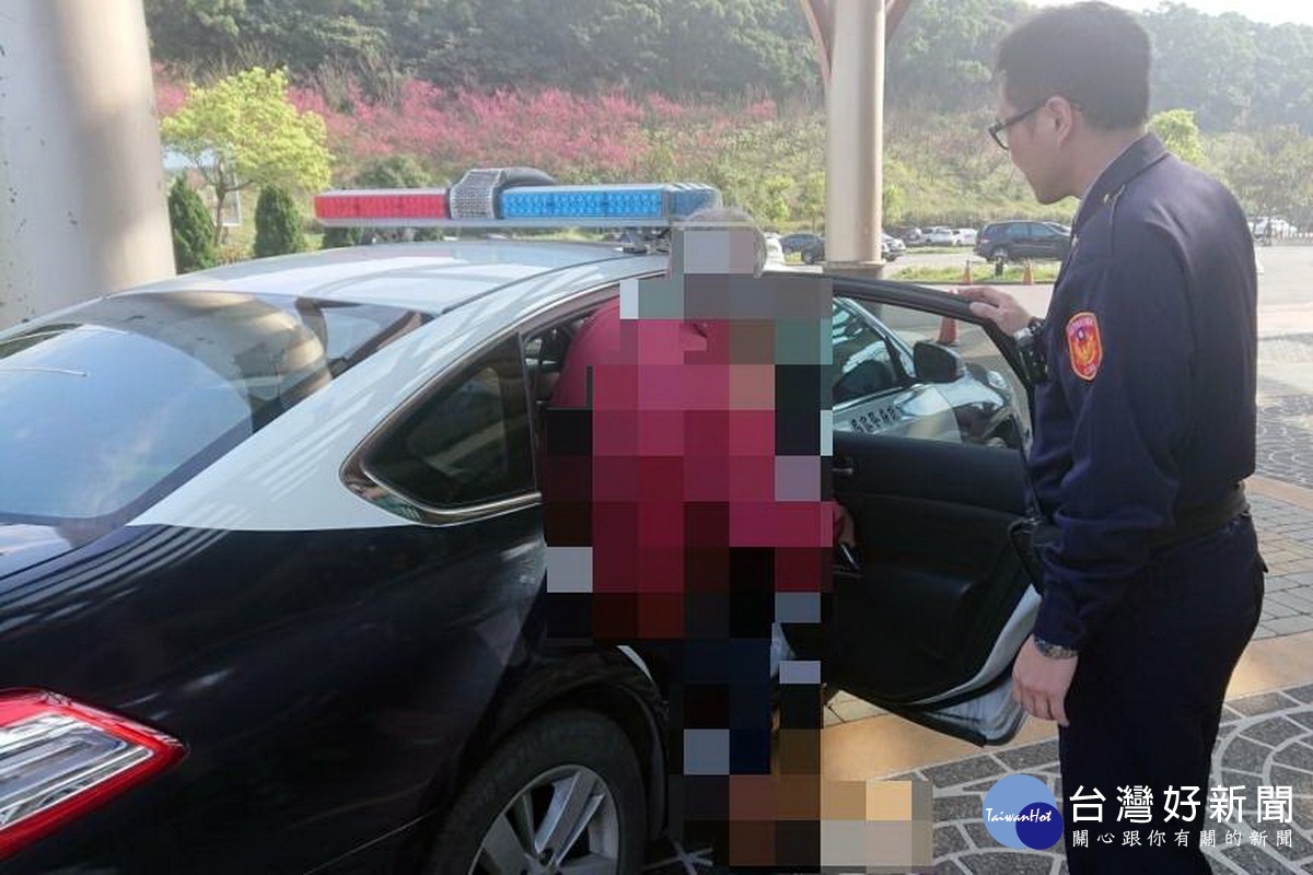 蘆竹分局外社派出所警員呂其上、陳志一,透過手環線索,平安將失智迷途的老先生送回家中。