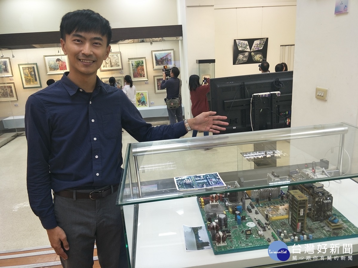 彰化藝術高中國中部術科楊博鈞老師,推薦結合科技與藝術的學生第一名作品「臺中市政府」。圖/記者鄧富珍攝