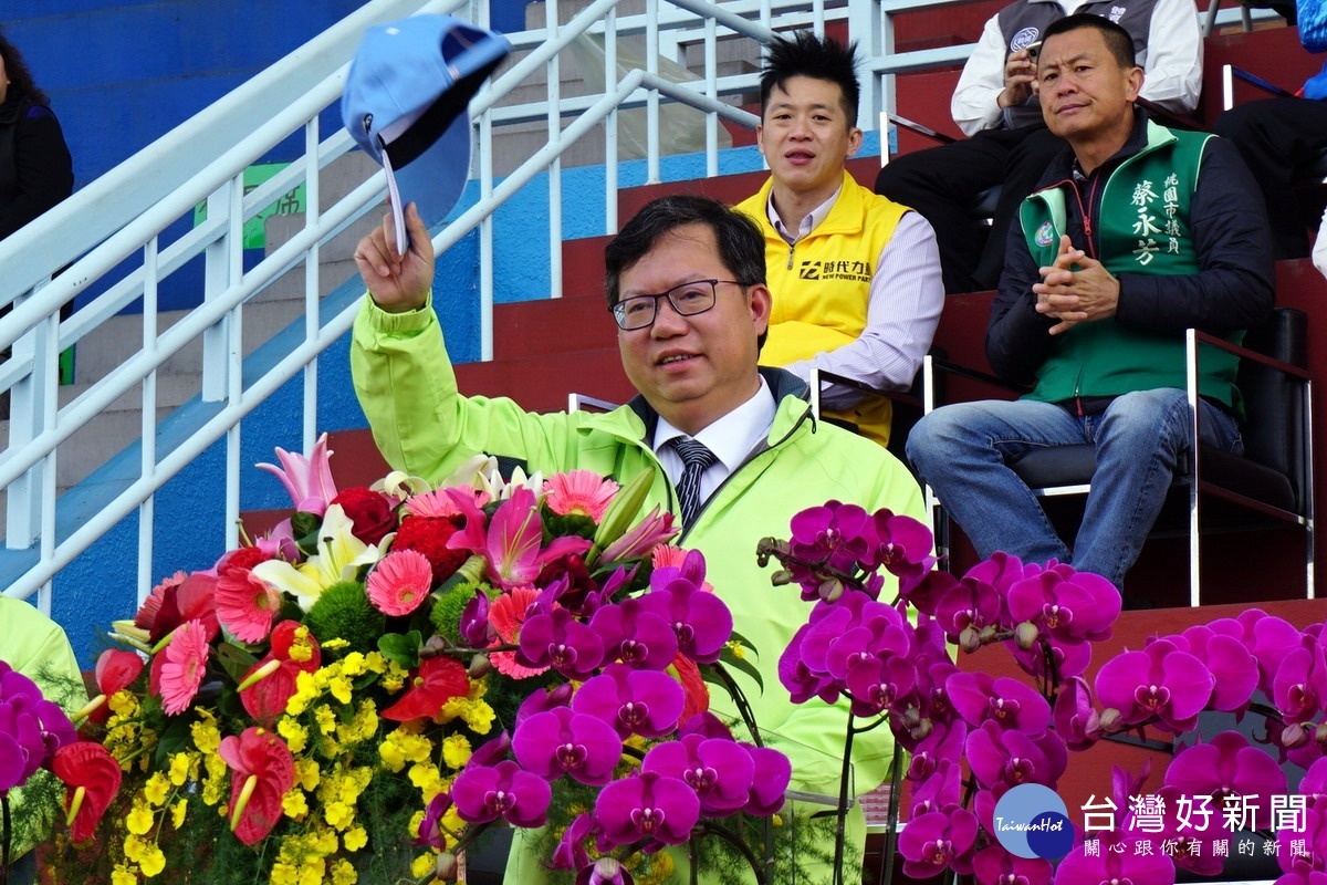 桃園市長鄭文燦於108年中小學校聯合運動大會由開幕典禮中，向進場的選手們揮帽致意。