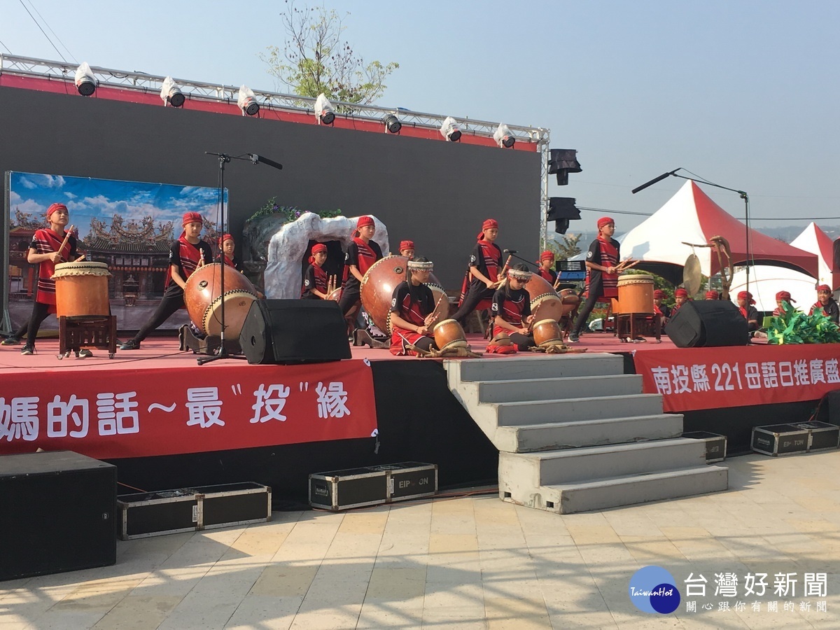 親愛國小的泰雅原鼓揭序幕。(記者扶小萍攝)