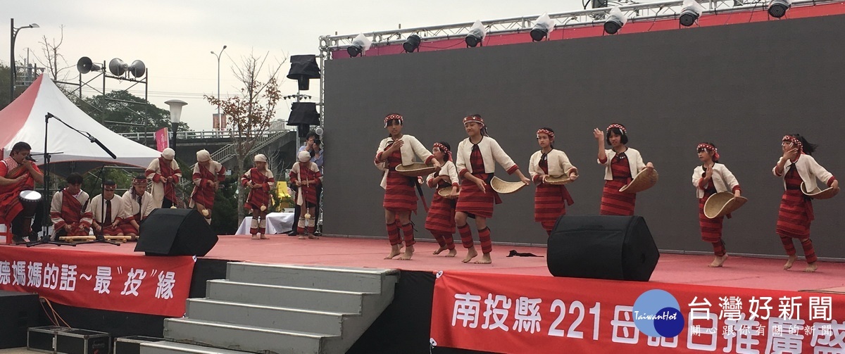 都達國小賽德克族舞蹈。(記者扶小萍攝)