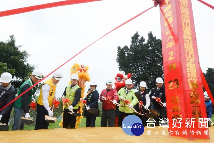 市長與貴賓一同執鏟動土