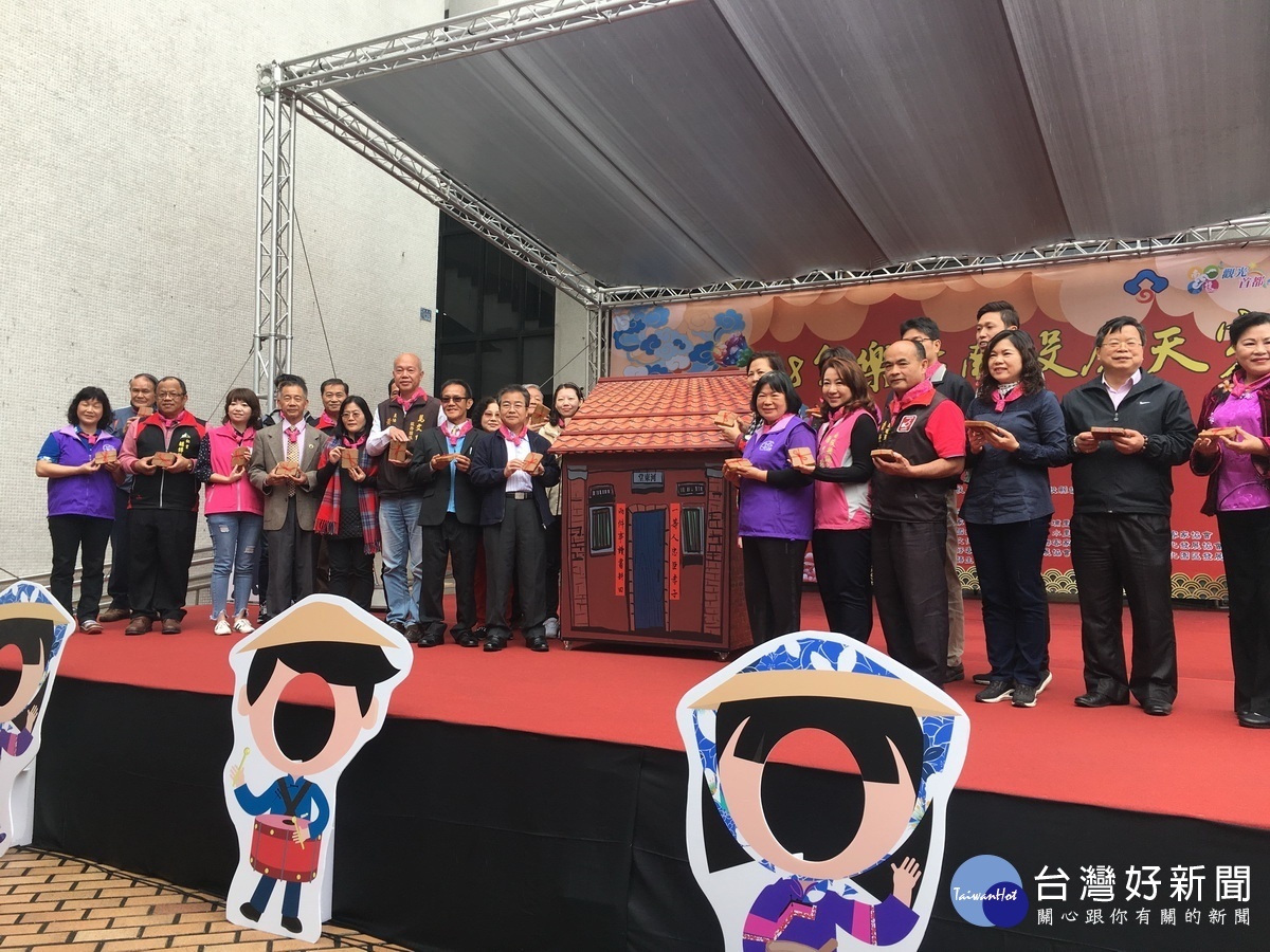 來賓們持客家甜粄一同上台體驗補天的意涵。(記者扶小萍攝)