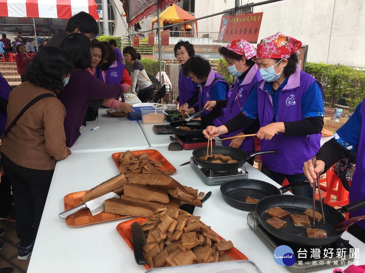 天穿日要嚐炸年糕吃甜粄。(記者扶小萍攝)